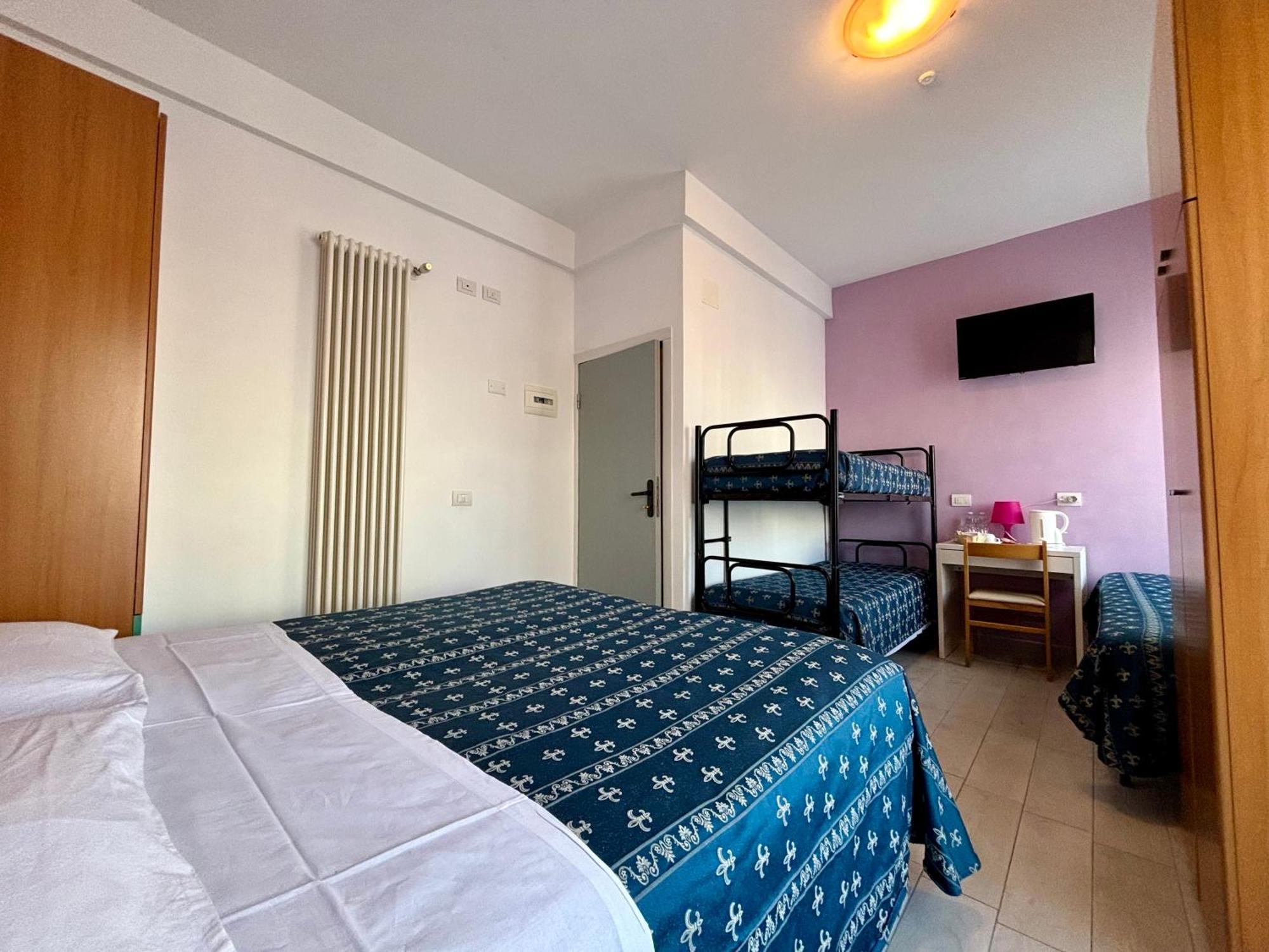 Hotel Iride Suite & Breakfast- Ideale Per Famiglie E Coppie Риччоне Екстер'єр фото