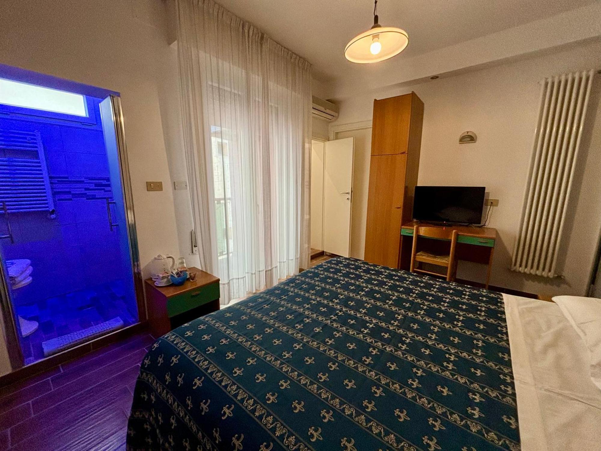 Hotel Iride Suite & Breakfast- Ideale Per Famiglie E Coppie Риччоне Екстер'єр фото