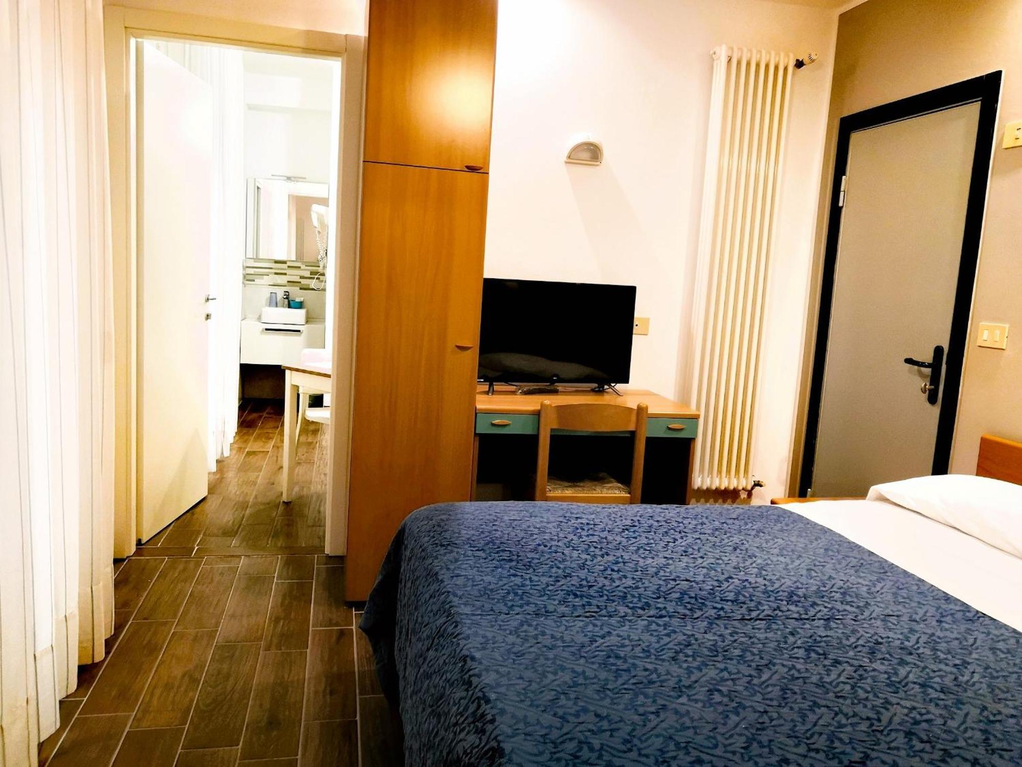 Hotel Iride Suite & Breakfast- Ideale Per Famiglie E Coppie Риччоне Екстер'єр фото