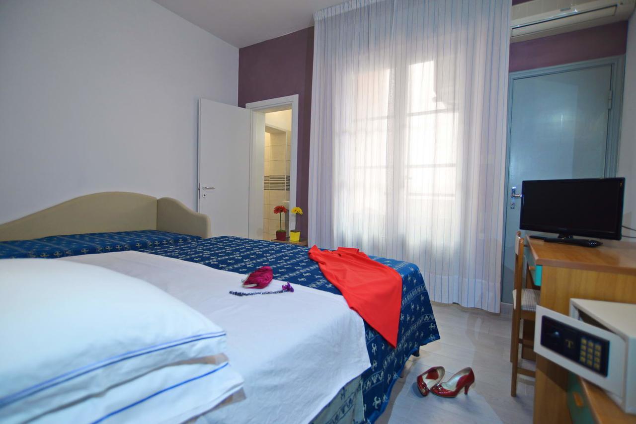 Hotel Iride Suite & Breakfast- Ideale Per Famiglie E Coppie Риччоне Екстер'єр фото